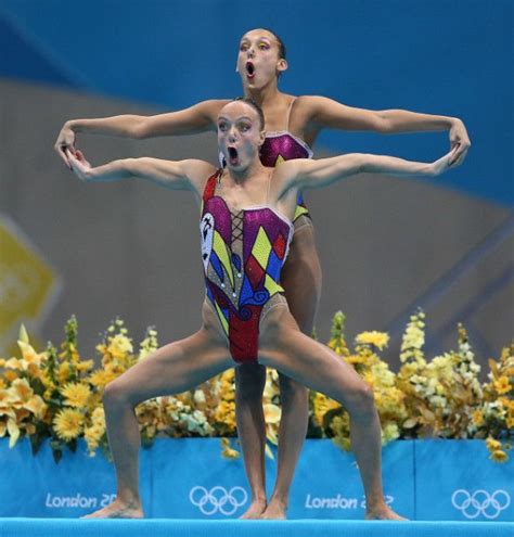 Укладки спортсменок выдерживают самые сложные кульбиты в воде и под водой, а косметика. 15 фото, которые докажут, что синхронное плавание — самый ...