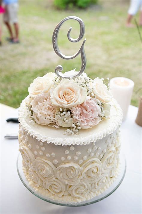 Small Round Wedding Cake With Roses