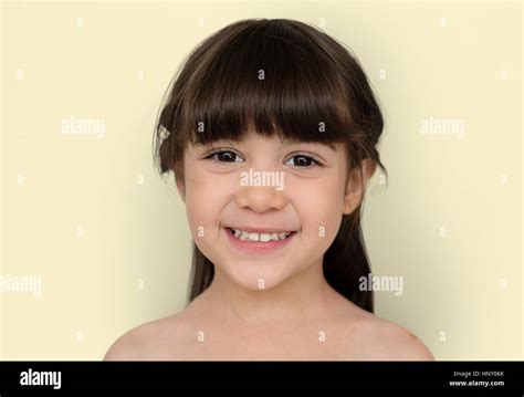 Kleines Mädchen Lächelnd Nackten Oberkörper Stockfotografie Alamy