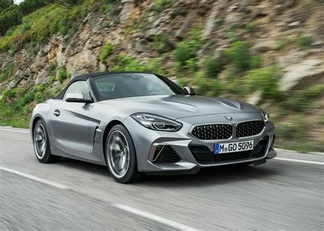 The z4's center stack is capped by a large horizontal multifunction screen controlled by bmw's familiar knurled aluminum idrive rotary dial on the center console. Prijzen nieuwe BMW Z4 bekend, leverbaar vanaf maart 2019