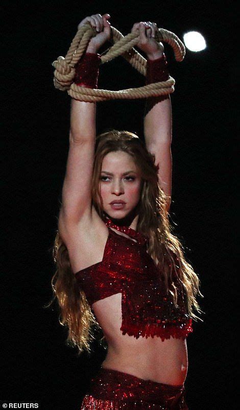 Shakira Brings Back Belly Dancing Moves For Super Bowl Half Time Show Shakira Shakira Sexy