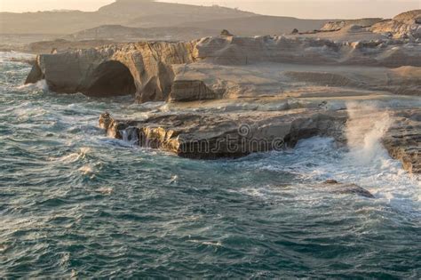 Stranden består af sand og rullesten og her er faciliteter som solstole, parasoller kanoudlejning med mere. Sarakiniko-Strand Bei Sonnenuntergang Stockfoto - Bild von ...