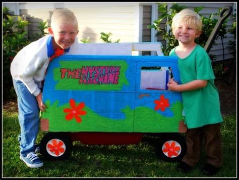 Diy guides for cosplay & halloween. DIY Homemade Scooby-Doo Costumes: Fred & Shaggy with Mystery Machine #ScoobyDoo… | Halloween ...