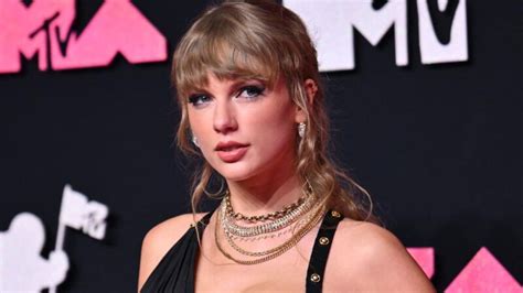 Taylor Swift Travis Kelces Ex Girlfriend Warns Her About Cheating