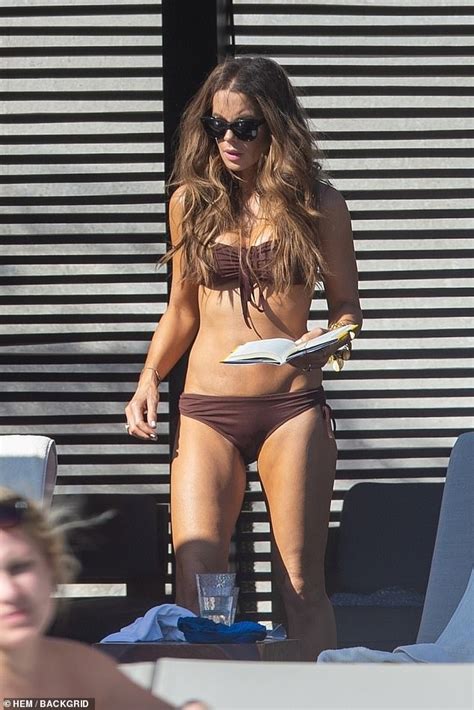 Kate Beckinsale Flaunts Her Toned Abs In Cabo As She Slams Troll For Being An Annoying A