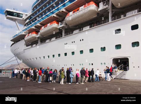 Cruise Ship Passengers Boarding Waiting Fotos Und Bildmaterial In Hoher Auflösung Alamy