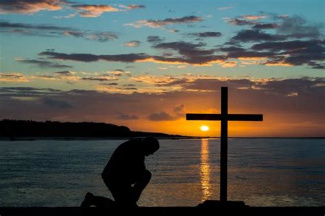 Man Kneeling Before The Cross Images Libres De Droit Photos De Man