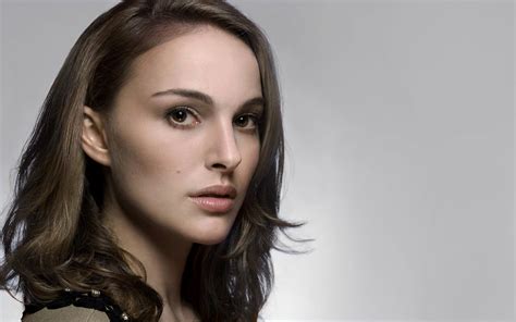 Natalie Portman Face Brunette Actress Closeup Simple Background