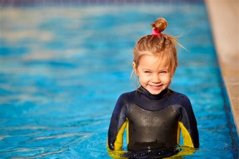 Niña En La Piscina Foto Premium