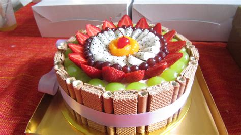 Jouez à fruit cake decoration, le jeu en ligne gratuit sur y8.com ! Madeira Lemon Cake with fresh cut fruits on top | Cupcake Envy
