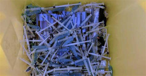 But recent cases of blood clots linked to the vaccine have led to doubts about its safety. Huisarts gedwongen 60 AstraZeneca-vaccins weg te gooien ...