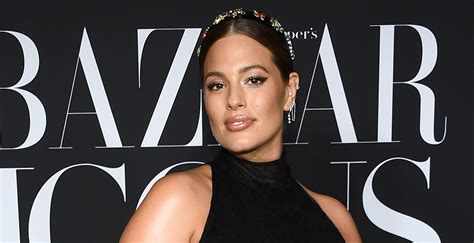 Ashley Graham Shows Off Growing Baby Bump In Nude Selfie Ashley Graham Pregnant Celebrities