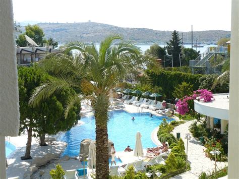 From high end international chain hotels to family run guesthouses, demands of all travelers are met. Hotel Royal Palm Beach, Turecko Bodrum - Invia
