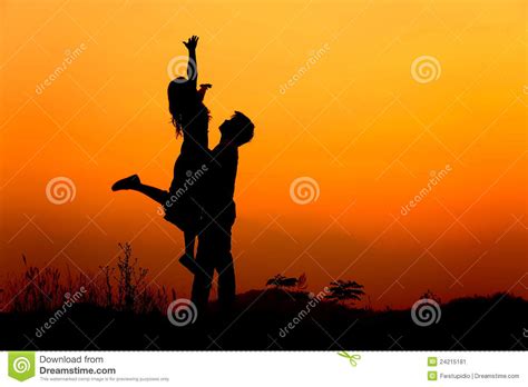 Vor allem frauen wünschen sich oft einen hauch mehr romantik in ihrem leben. Mann Und Frau Lieben Schattenbild Im Sonnenuntergang ...
