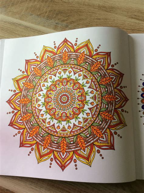 In te kleuren met potloden. Tweede Enige echte mandala kleurboek voor volwassenen ...