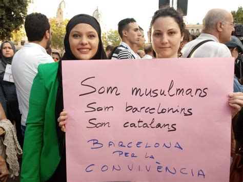 Una Moltitudine Di Musulmani Manifesta A Barcellona Contro Il Terrorismo
