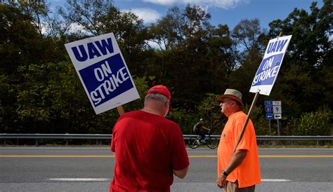Uaw Strike Three Weeks In Gm Workers On The Picket Line Say They Are