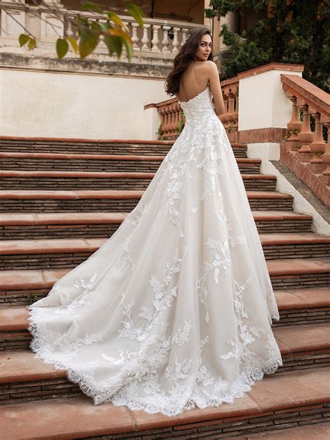 These cute bridal dresses are great for showing off that great figure. Wedding dress princess cut and sweetheart neckline | Pronovias