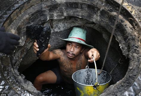 Bangkok Workers Who Have To Clean Out The Sewers By Hand Daily Mail
