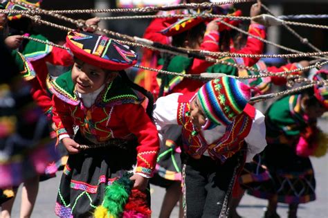 Niños Saludan A Cusco En Su Mes Jubilar Con Danzas Típicas En La Plaza