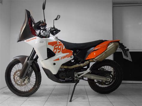 The ktm 690 enduro r was introduced in 2009, differing from the basic 'e' models by having an orange frame, different styling and 20 mm longer suspension travel, thus being 20 mm higher. Perfect Fairings - RALLY Fuel Tanks - kTM 690 ENDURO ...