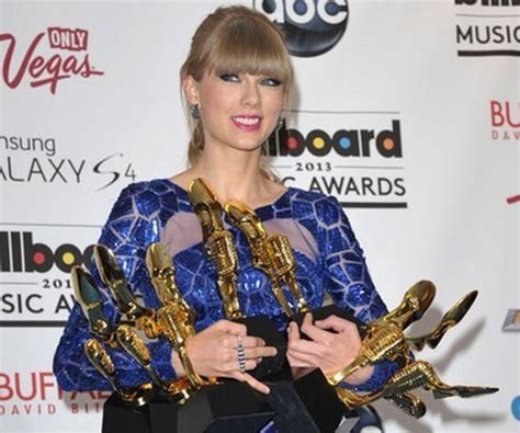 taylor swift wins 8 trophies at 2013 billboard music awards