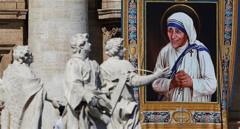 Si bien esta monja beatificada por el papa juan pablo ii tras su deceso, es un emblema de rectitud. Madre Teresa de Calcuta declarada santa - Sputnik Mundo