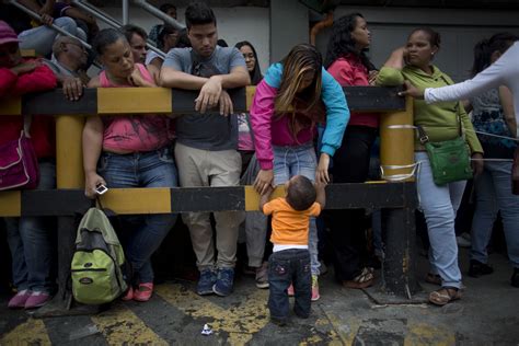 La Vida En Venezuela Transcurre En Largas Y Peligrosas Filas