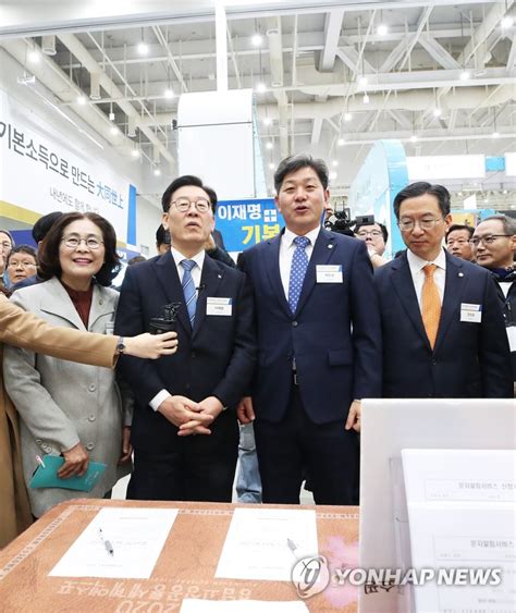 이재명 경기도지사가 광주광역시 5개 구 구청장들을 만나 광주․전남지역 기본소득 지방정부협의회 확대 방안에 대해 논의하는 등 기본소득 정책의 전국화를 위한 본격적인. 기본소득 박람회 둘러보는 이재명 경기지사 | 연합뉴스