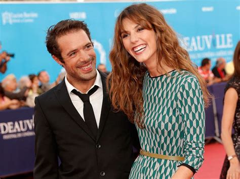 Impossible d'oublier cette scène culte du grand journal. Doria Tillier et Nicolas Bedos, main dans la main, au ...