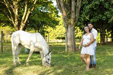 Homem Com Ao Lado De Sua Esposa Gravida Ao Lado De Cavalo Sobre Uma Fazenda Download Designi