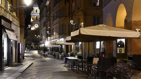 Regole per spostamenti e sport. Coronavirus, Emilia-Romagna diventa zona arancione. A Parma nuovi contagi in calo - la Repubblica