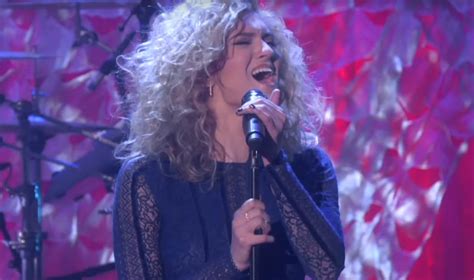 Tori Kelly Brings The Crowd To Their Feet With Amazing Hollow