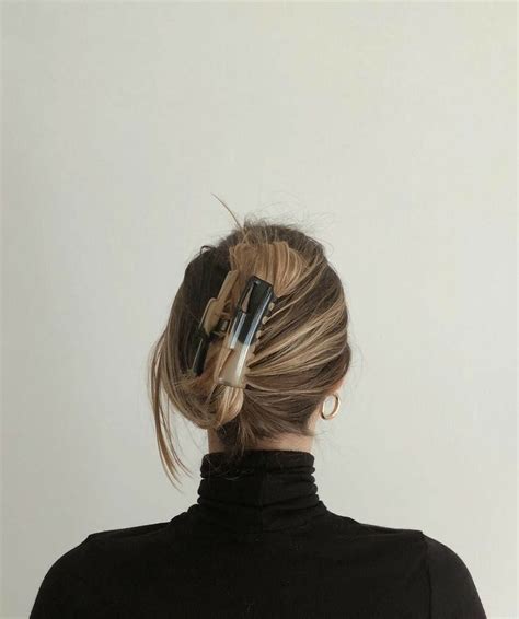 We use cookies at on this site so we can serve up content and advertising that's relevant to you. Chic & Simple Blogger Claw-Clip Hairstyle in 2020 | Clip ...