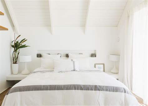 Decorating Bedrooms With White Walls