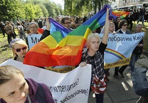 Primeira Marcha Gay Da Ucrânia é Feita Sob Proteção Policial