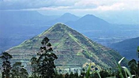 Foto Betulkah Ada Piramida Raksasa Di Jawa Barat