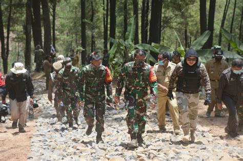 Bupati nganjuk, novi rahman hidayat yang baru novi rahman hidhayat menjadi bupati nganjuk dengan wakilnya marhaen djumadi yang diusung oleh partai demokrasi indonesia perjuangan (pdi. Danrem 081/DSJ bersama Bupati Nganjuk Tinjau Sasaran TMMD ...