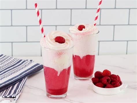 Berry Vanilla Ice Cream Float Easy Cream Soda Float With Berries