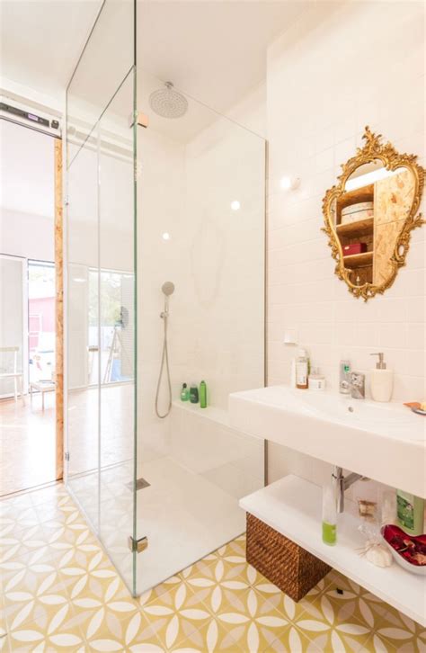Die schlafzimmer liegen zum innenhof, von daher totale ruhe, obwohl die wohnung in einer sehr lebhaften straße liegt. Einrichtung einer flexiblen Wohnung in Madrid | Wohnideen ...
