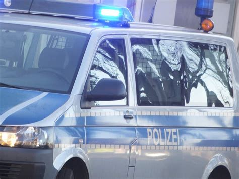 Wie die polizei berichtet, kontrollierten polizeibeamte d. Alkoholisierter Autofahrer mit Sohn unterwegs