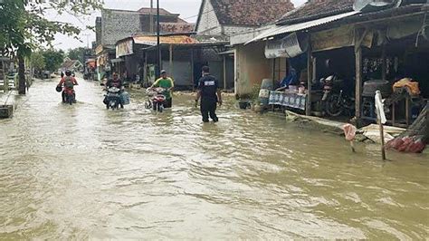 Musibah Banjir Berkepanjangan Di Lamongan Desa Di Kecamatan Kembali Terendam Air Surya Co Id