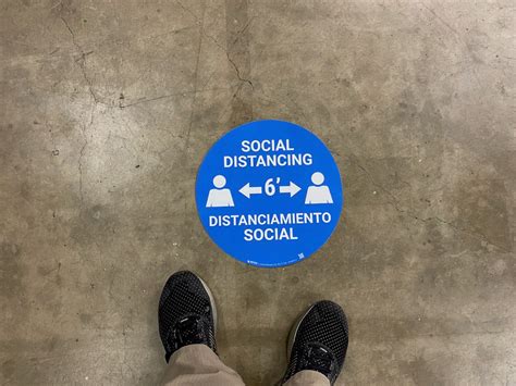 Social Distancing Bilingual Spanish Floor Sign