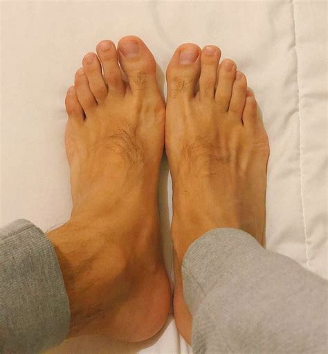 Pin By Gisella Andrioli On Pés Masculino Male Feet Beautiful Feet Barefoot Men