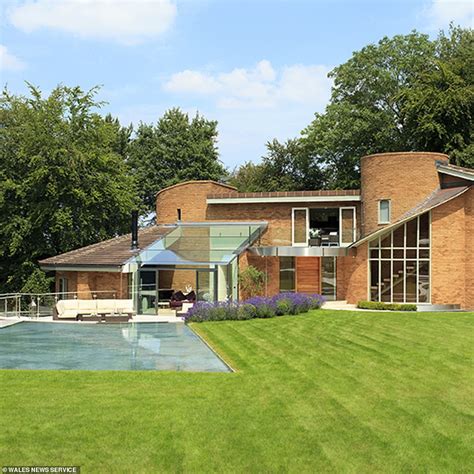 Carol Vorderman Swaps Her Luxury Million Bristol Home For A K Campervan Daily Mail Online