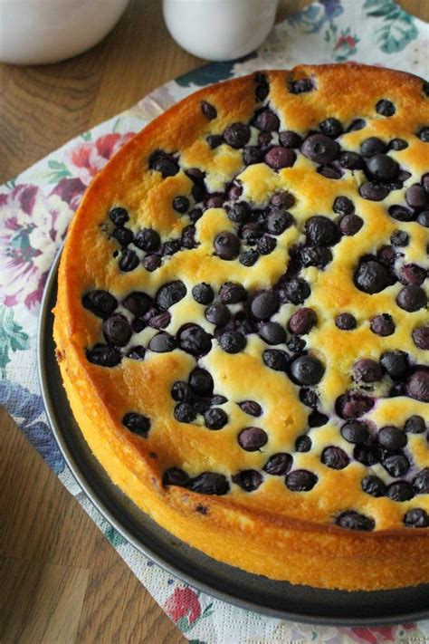 Quarkkuchen wird auch käsekuchen genannt. Quark-Grieß-Kuchen mit Heidelbeeren zum Vernaschen für ...