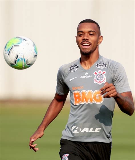 Torcedores do corinthians relatam confusão com pm em taubaté em jogo da copinha. Com Cauê, Mantuan e Formiga relacionados, Corinthians ...