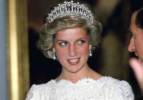 Princesa diana antes de consuzir um tanque de guerra em wavell barracks em berlim.19 de após a cerimónia de casamento, príncipe carlos e princesa diana cumprimentam a multidão na varanda. MidiaNews | Príncipe Charles teria dito não amar Diana um ...