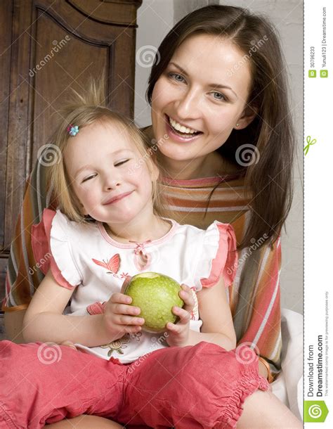Madre E Hija Felices En La Cama Abrazo Sonriente Imagen De Archivo