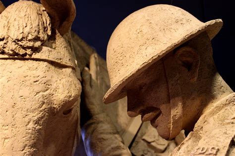무료 이미지 남자 모래 록 목재 기념물 타는 사람 동상 병사 육군 말등 역사적인 닫다 승마 조각